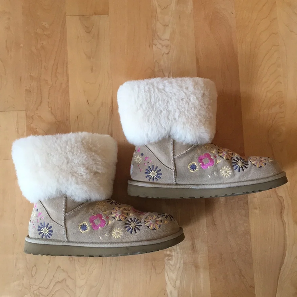 UGG | Floral Embroidered Sheep Shearling Cuff